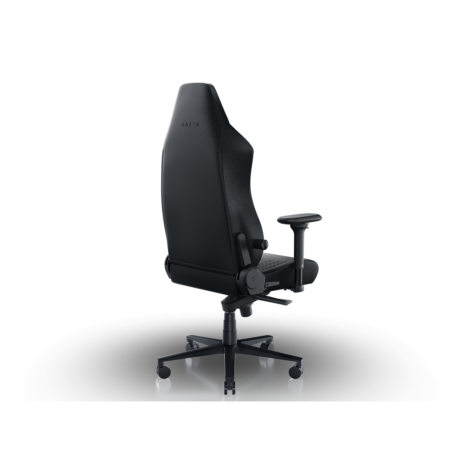 Une chaise de jeu noire avec le nom de la marque RAZER sur l'appuie-tête.