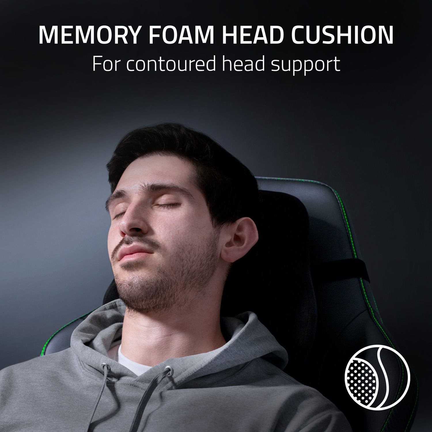 Homme reposant sa tête sur le coussin d'appui-tête noir d'une chaise de jeu, yeux fermés.
