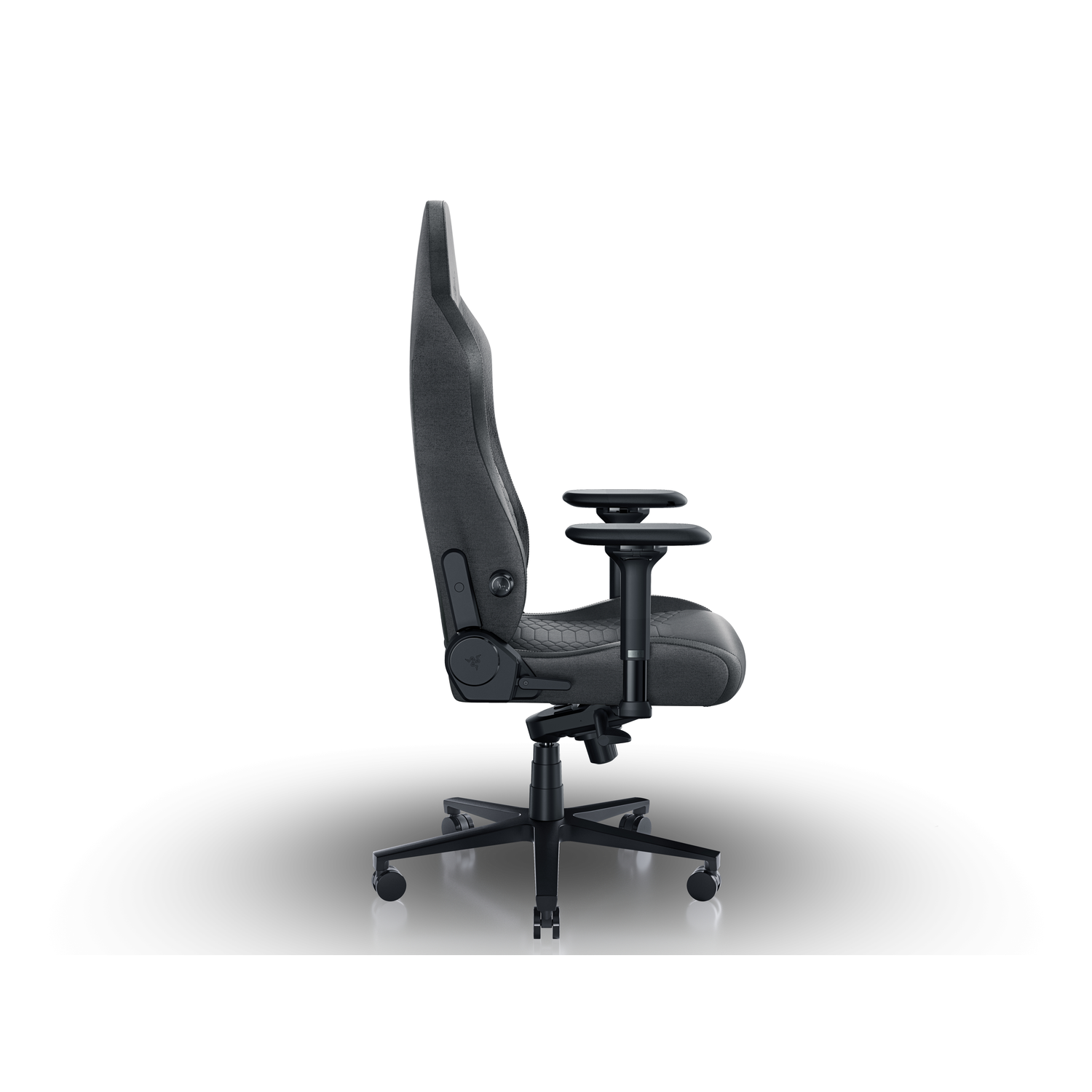 Une chaise de jeu noire et grise en vue de profil sur fond blanc.