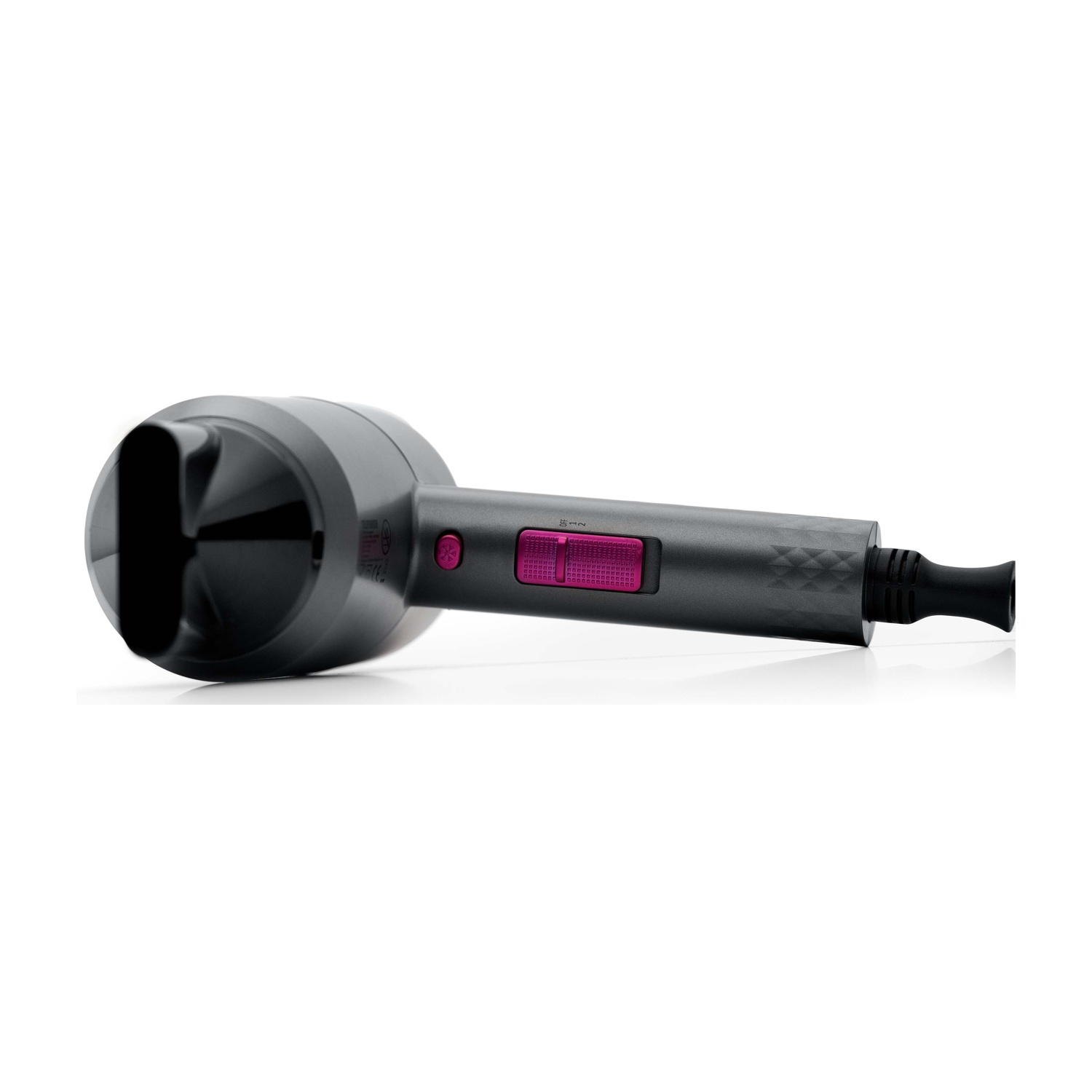 Asciugacapelli grigio con ugello nero. Pulsanti e manico rosa. Sfondo bianco.
