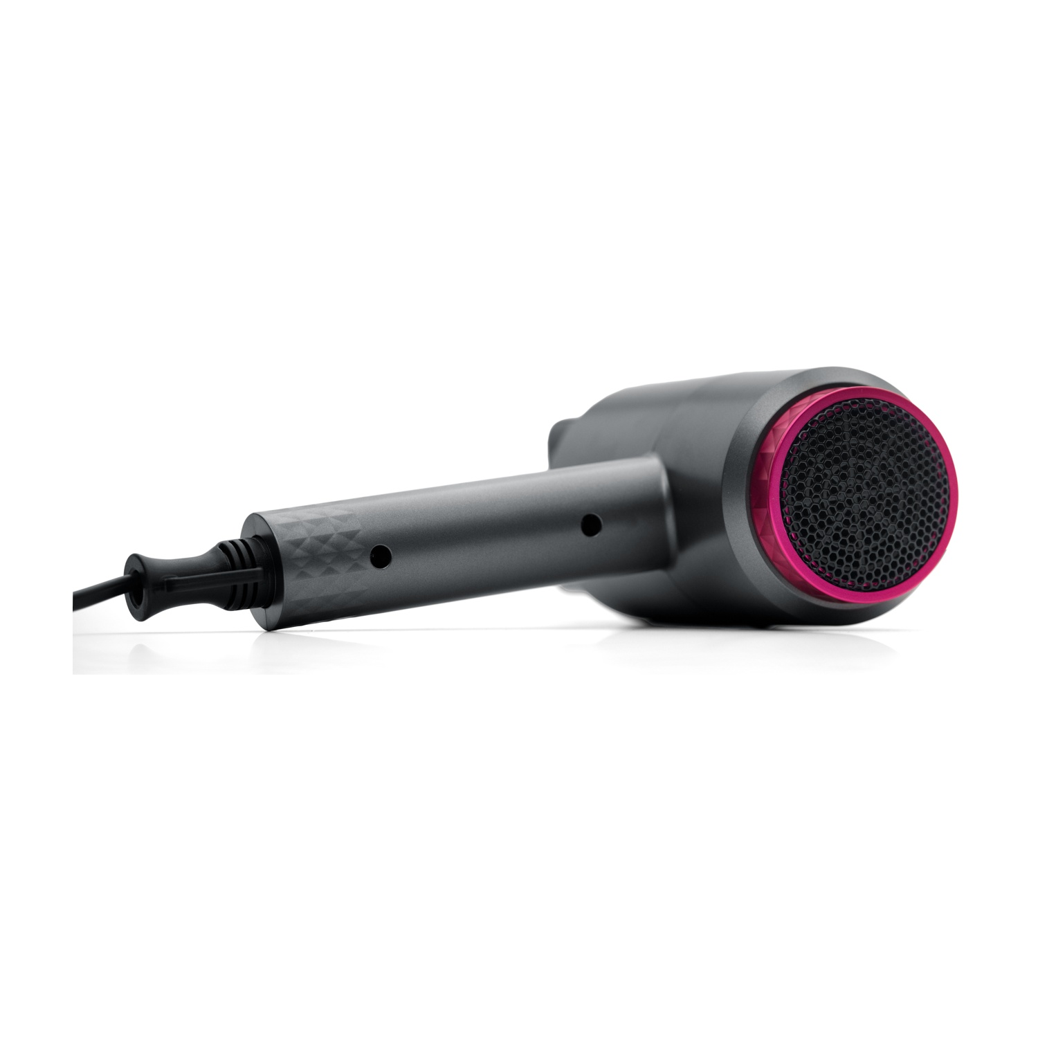 Un asciugacapelli grigio con una griglia nera e un bordo rosa.