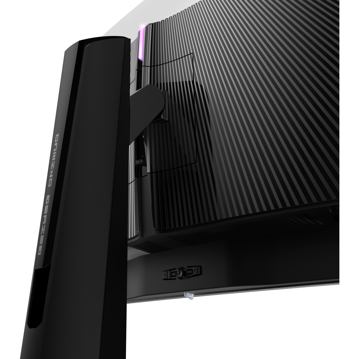 Close-up van de achterkant van de monitor. Het heeft een drakenontwerp en de woorden GAMING SERIES.