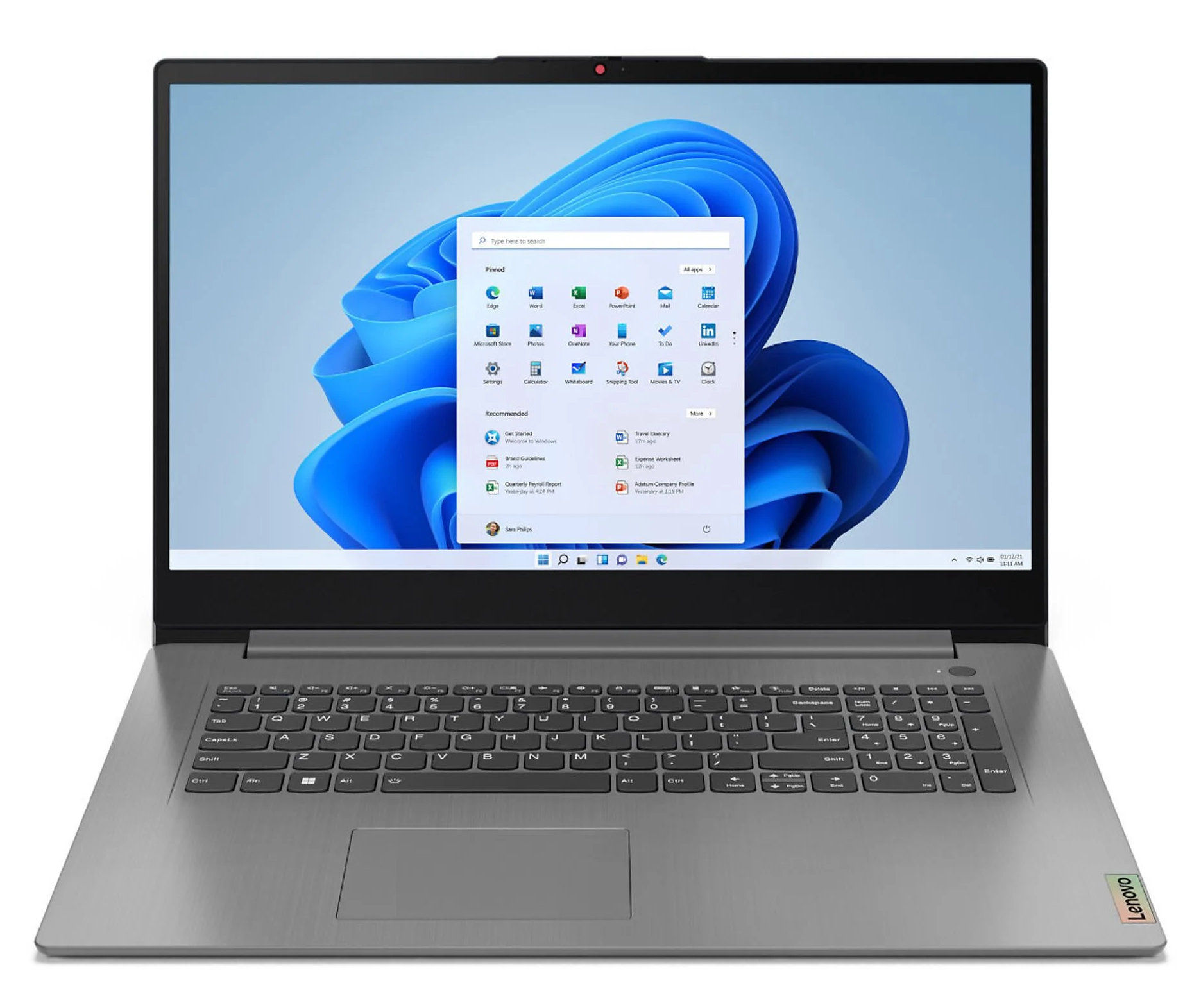 Laptop z białym tłem wyświetlający interfejs Windows 11.