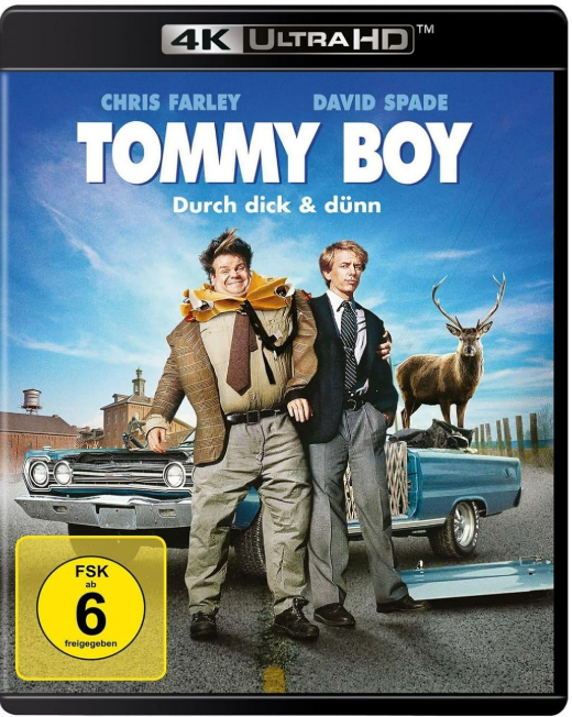 Tommy Boy Filmcover, mit Chris Farley und David Spade. Blauer Himmel, Auto und ein Reh.
