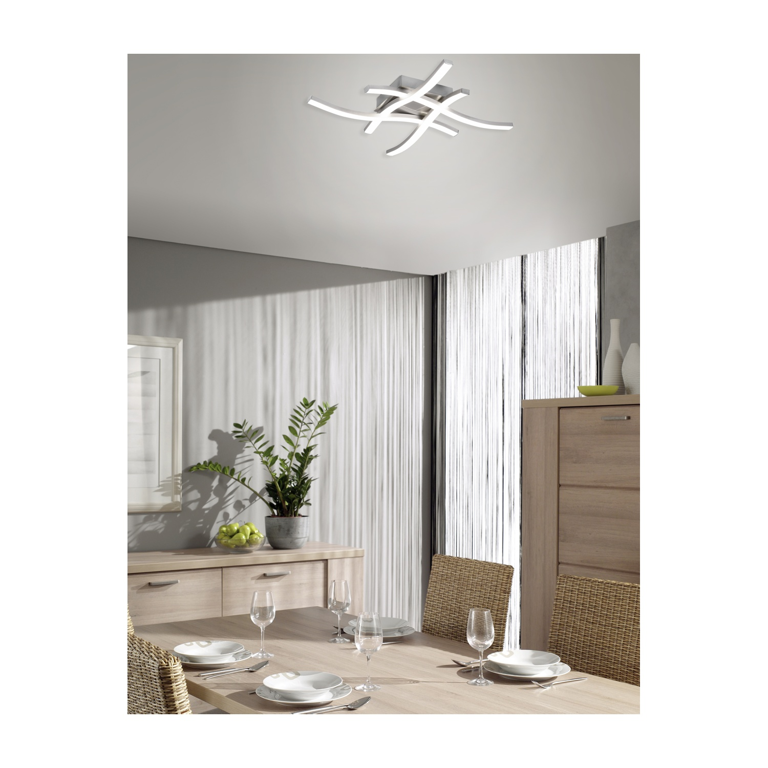 Un moderno apparecchio di illuminazione pende da un soffitto bianco.