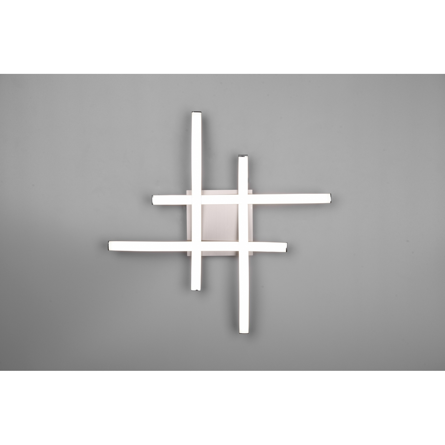 Una moderna lampada da parete geometrica. È bianca e composta da barre luminose.
