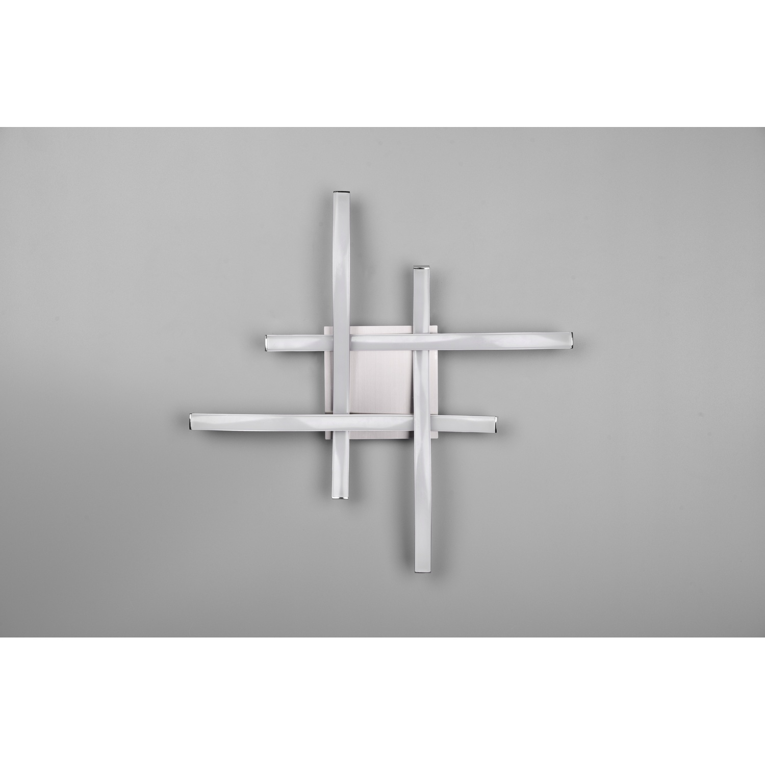 Applique moderna con un design geometrico di barre bianche intersecanti su un muro grigio.