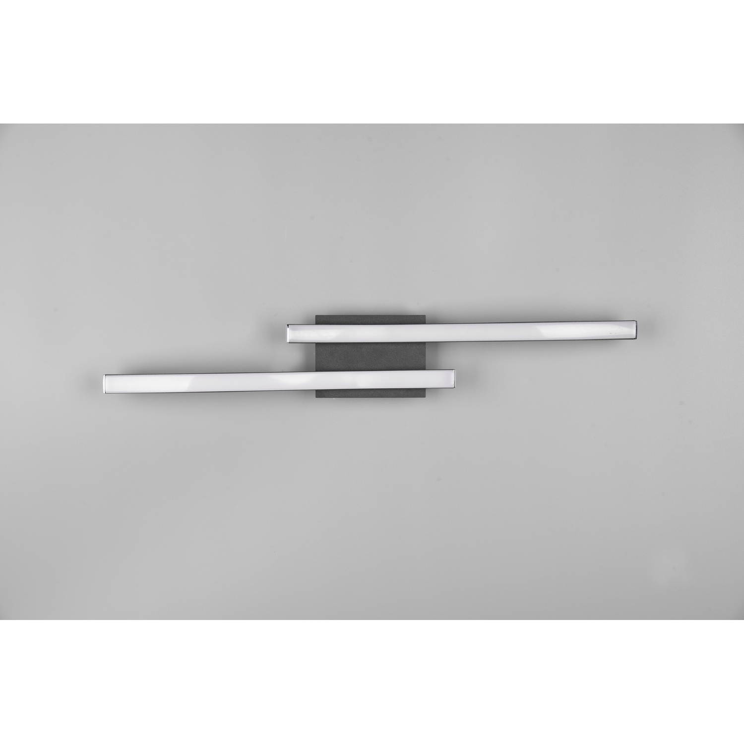 Applique con due strisce LED bianche su sfondo grigio.