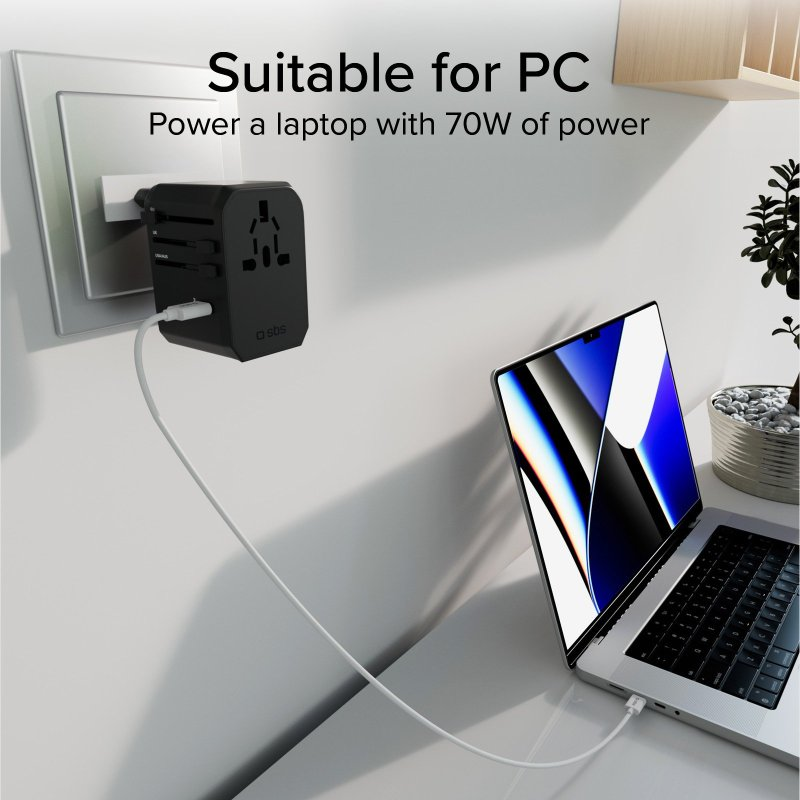 Schwarzer Netzadapter in einer Steckdose mit angeschlossenem Laptop. Text: Geeignet für PC.