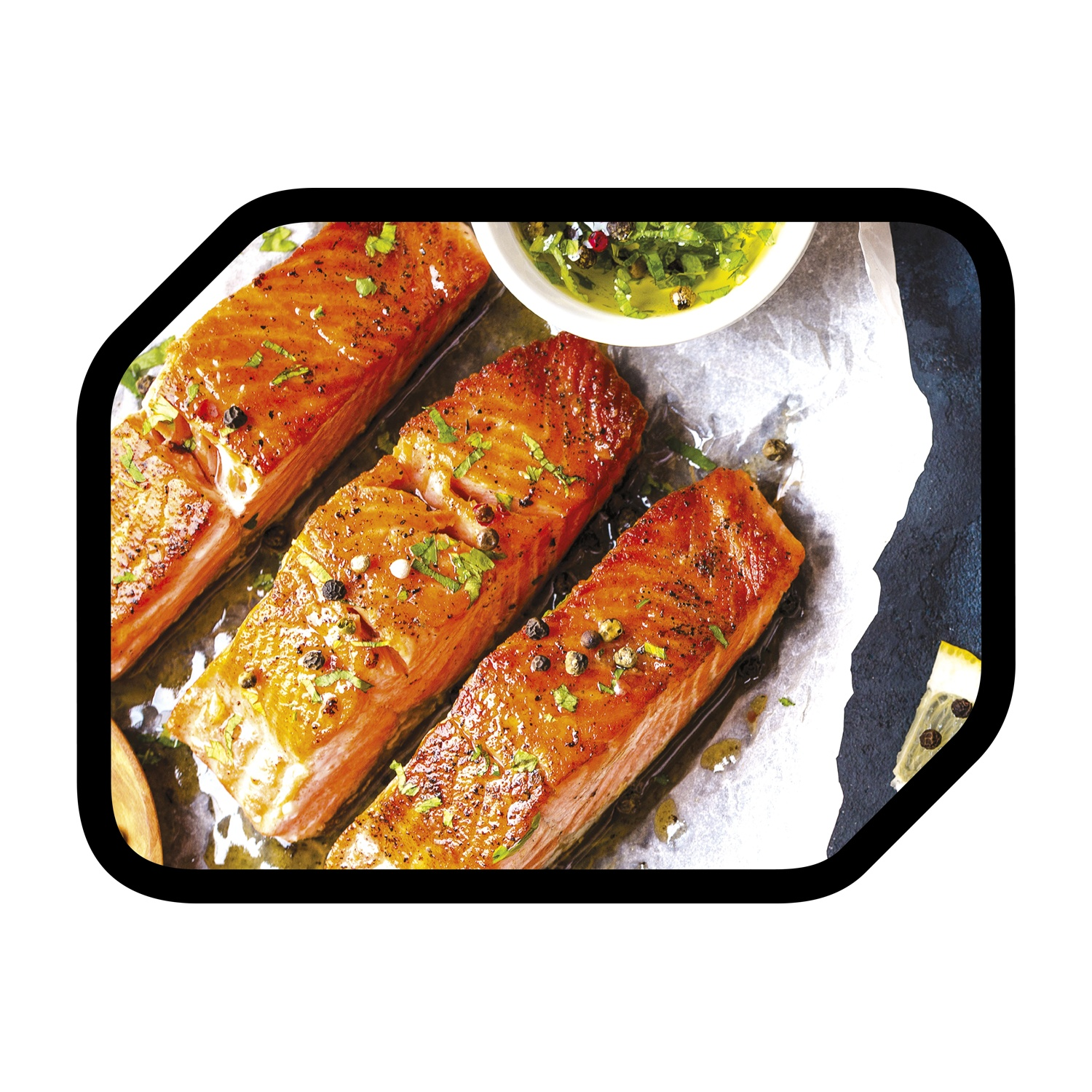 Filetti di salmone cotti con erbe e condimenti, serviti su carta forno e un vassoio nero.