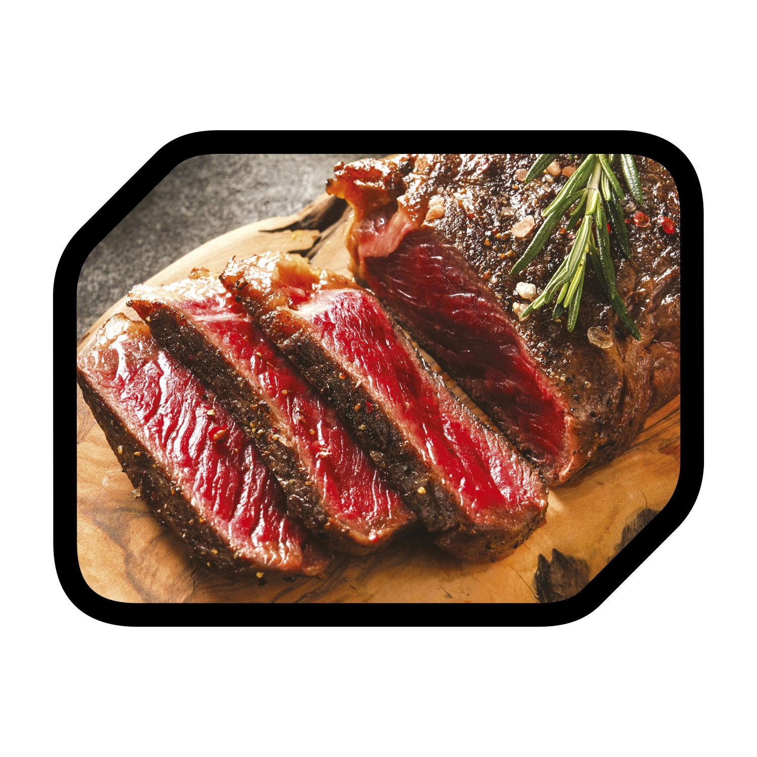 Bistecca a fette su legno, con rosmarino. Carne rossa con crosta scura.