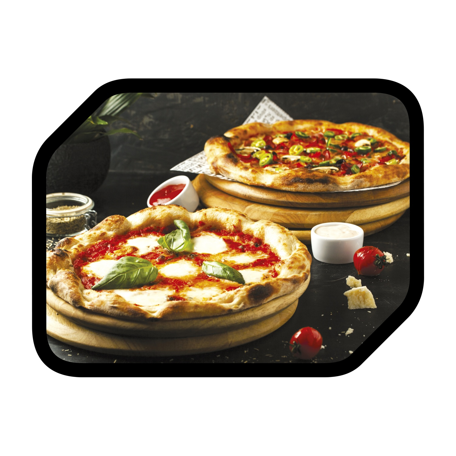 Due pizze su tavole di legno, una con formaggio e basilico, l'altra con peperoni e cipolle.