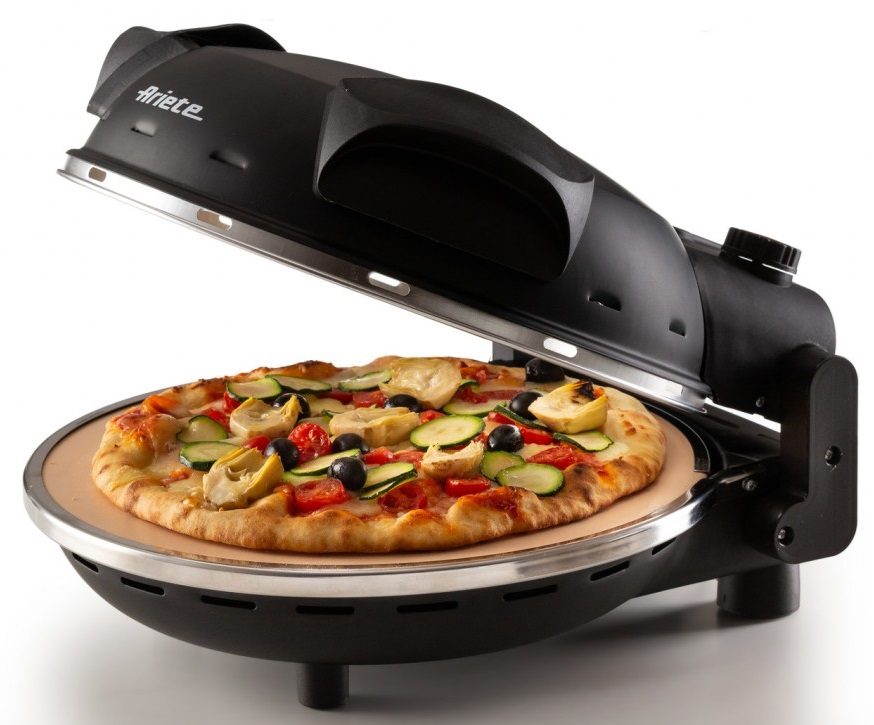 Czarny piec do pizzy z otwartą pokrywą. W środku pizza z warzywami. Białe tło.