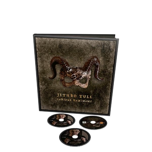 Jethro Tull album borítója maszkkal, három CD-vel és sötét háttérrel.