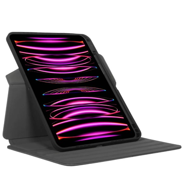 Klavye ve kalemli gri bir kılıf içinde iPad. Ekran siyahtır.