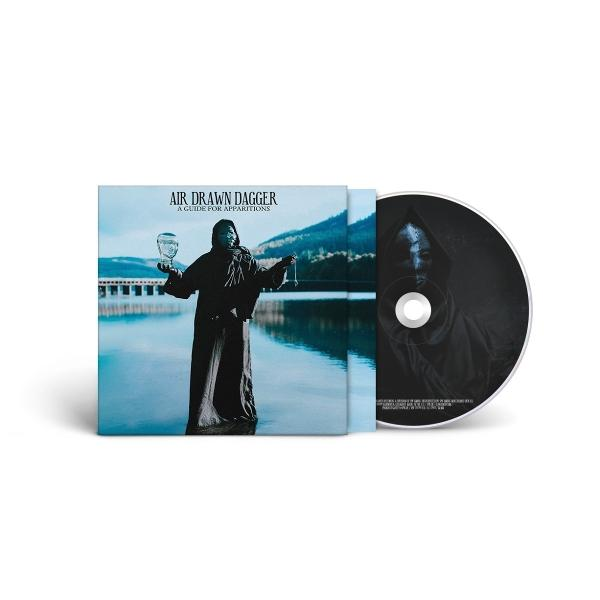 CD-Cover mit einer Person, die Objekte hält. Albumtitel 'Air Drawn Dagger'. CD auch sichtbar.
