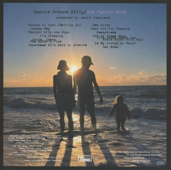 Albumcover mit einer Familie am Strand bei Sonnenuntergang. Albumtitel ist 'The Purple Bird'.