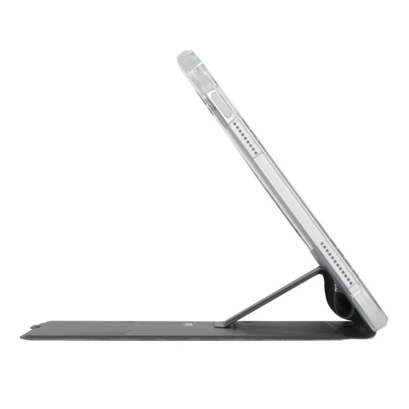 Şeffaf bir kılıf içinde tablet, bir stand ile destekleniyor. Yan görünüm ekranı ve standı gösterir.