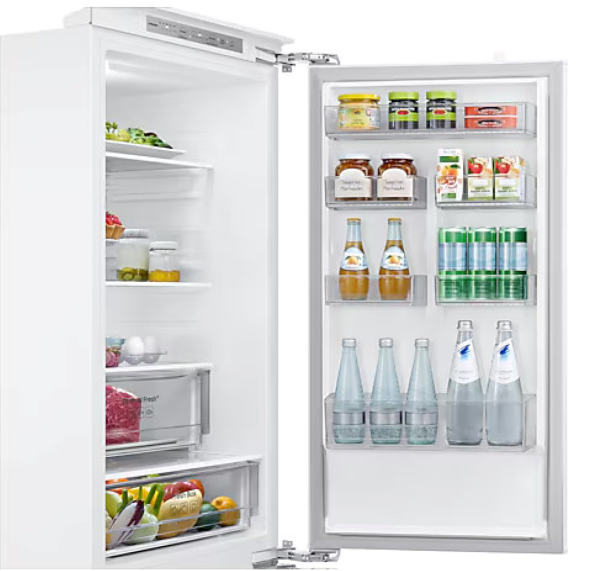 Otwarta lodówka z jedzeniem i napojami. Słoiki, butelki i owoce są widoczne. Drzwi są otwarte.