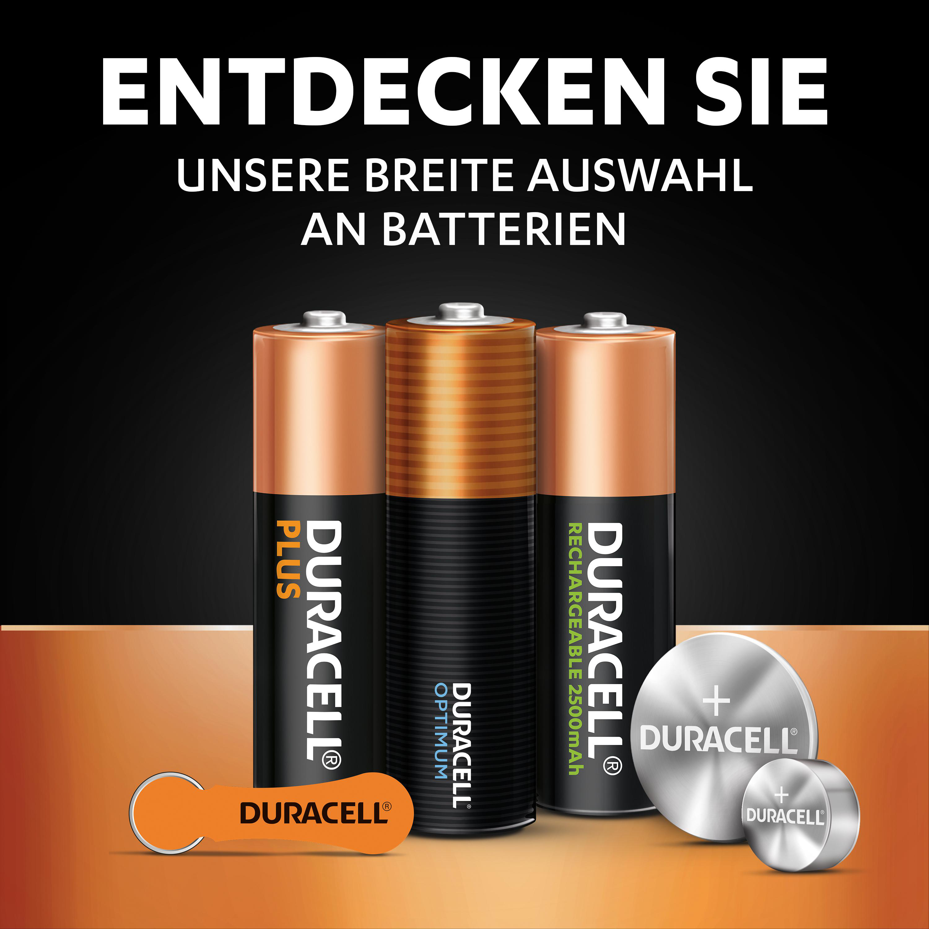 Batterien und ein Duracell-Schlüsselanhänger werden gezeigt. Drei Batterien sind im Vordergrund, schwarz und kupferfarben.