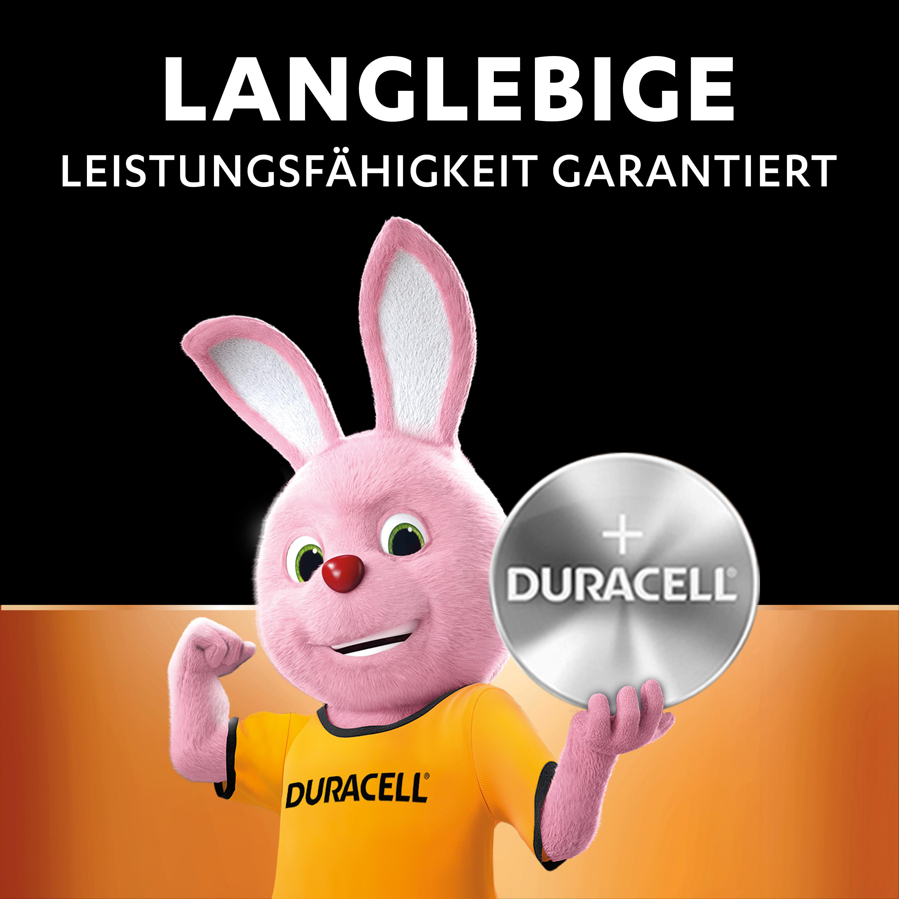 Pinkes Hasenmaskottchen hält eine Duracell-Batterie, trägt ein gelbes T-Shirt.