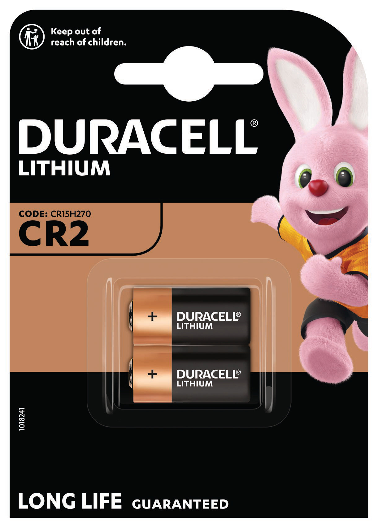 Duracell CR2 Lithium Batterien. Zwei schwarze Batterien in einer Kunststoffverpackung. Rosa Hase rechts.