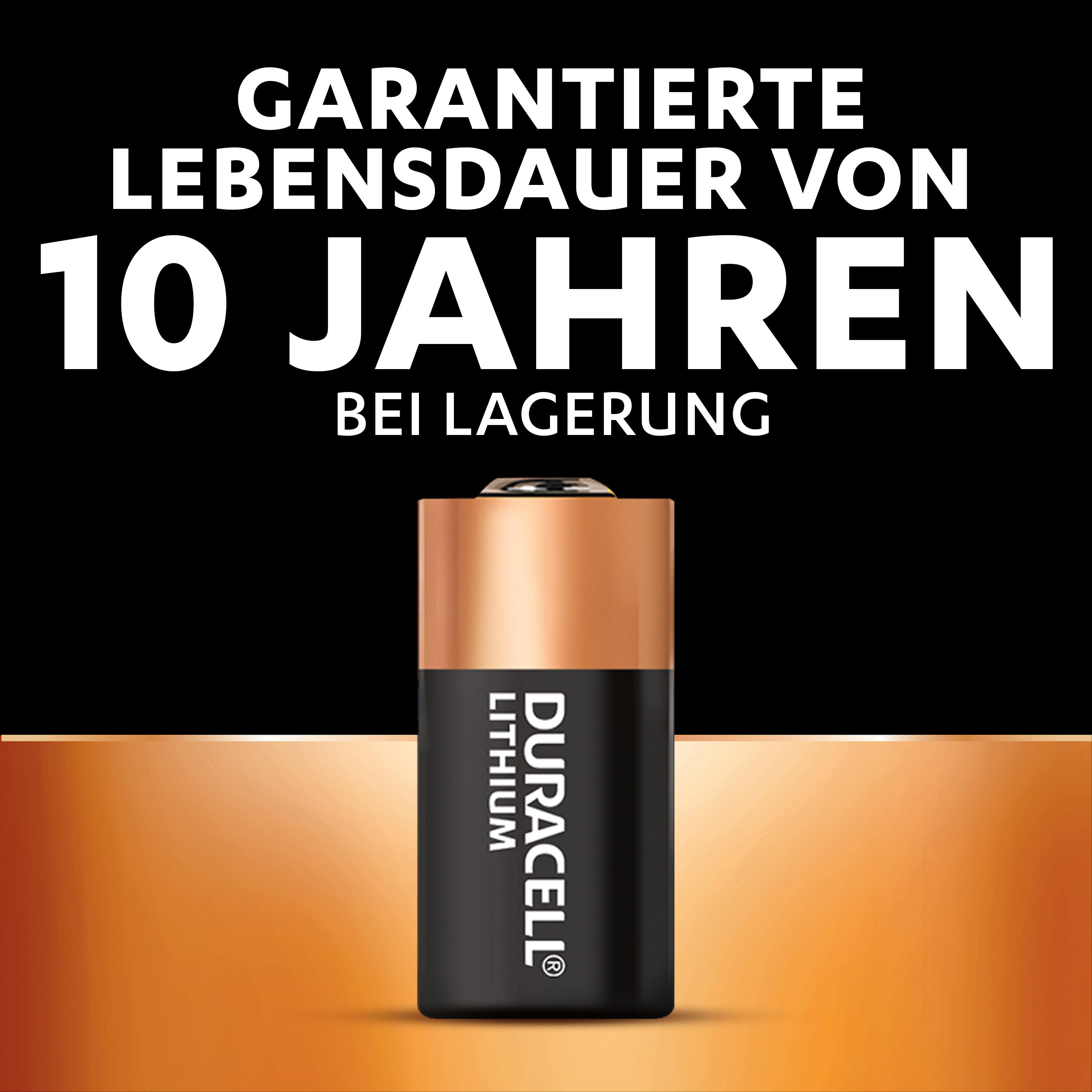 Duracell Lithium-Batterie, schwarz und braun, auf orangefarbenem Hintergrund.
