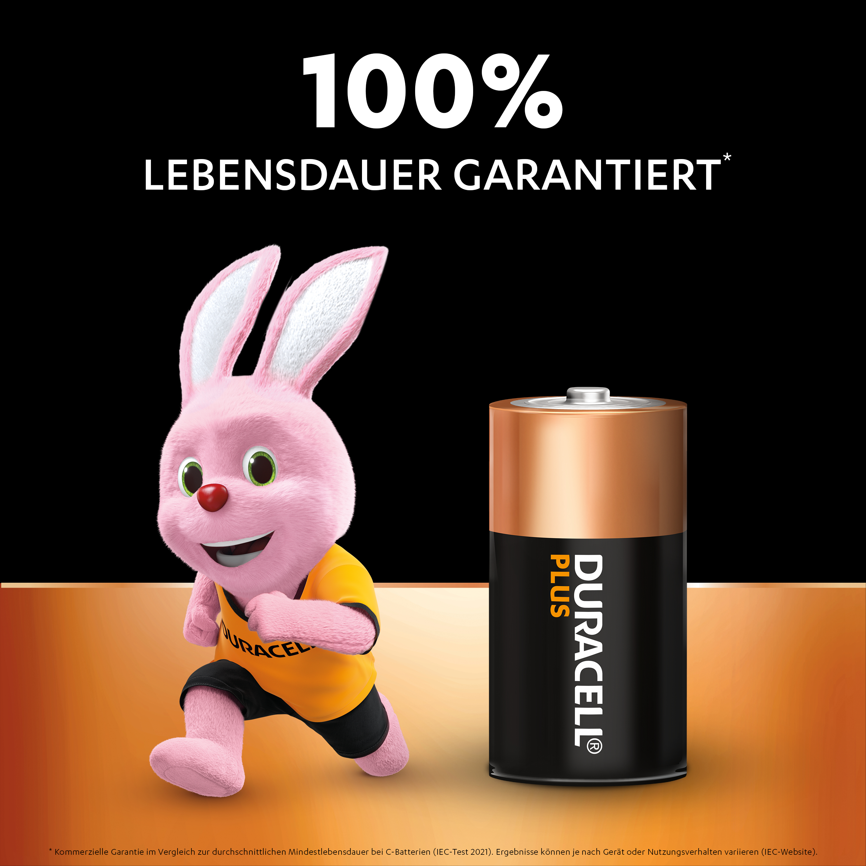 Rosa Duracell-Hase neben einer Duracell Plus Batterie. Text: 100% Lebensdauer garantiert.