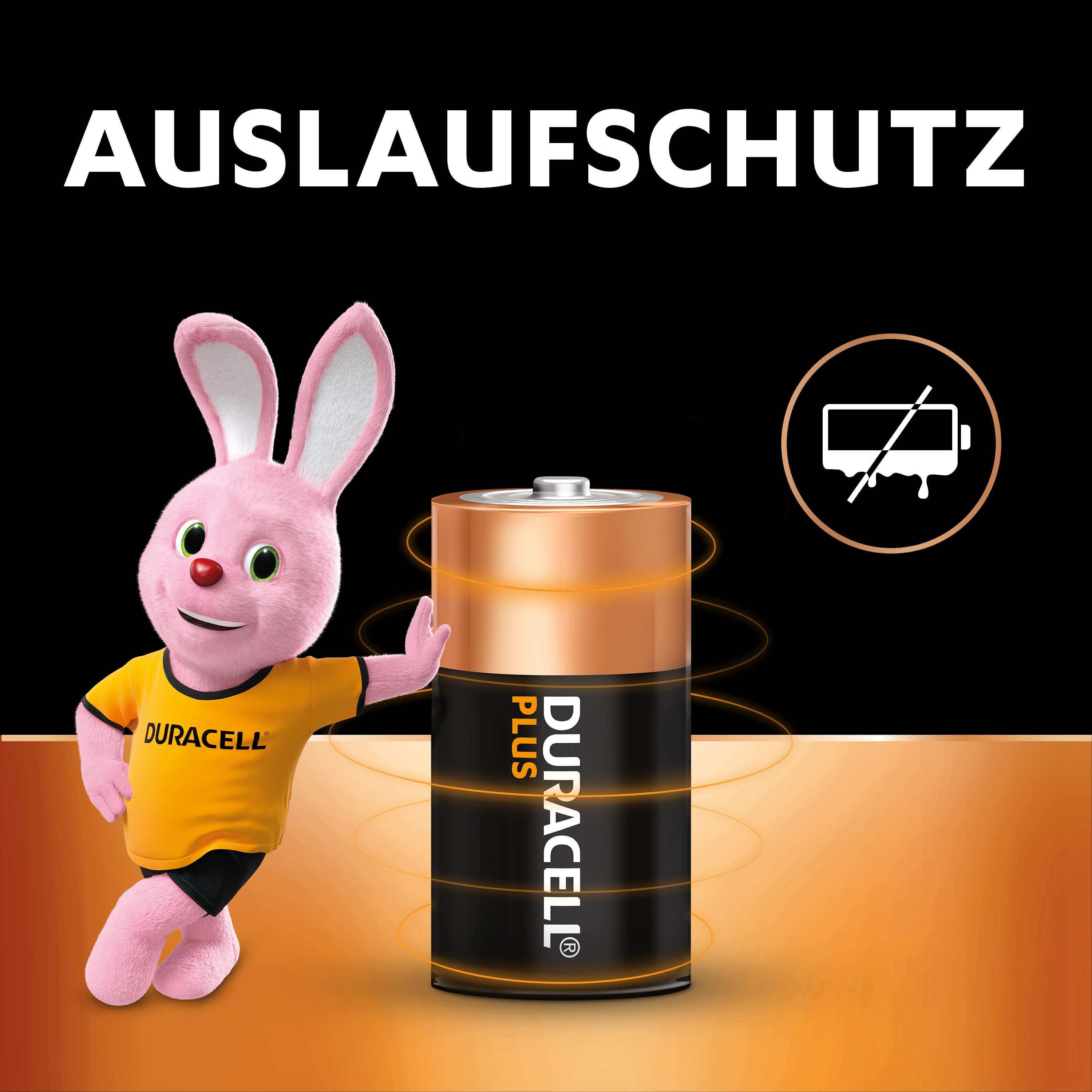 Rosa Hase mit einer Duracell-Batterie. Der Text lautet 'AUSLAUFSCHUTZ' und 'DURACELL PLUS'.