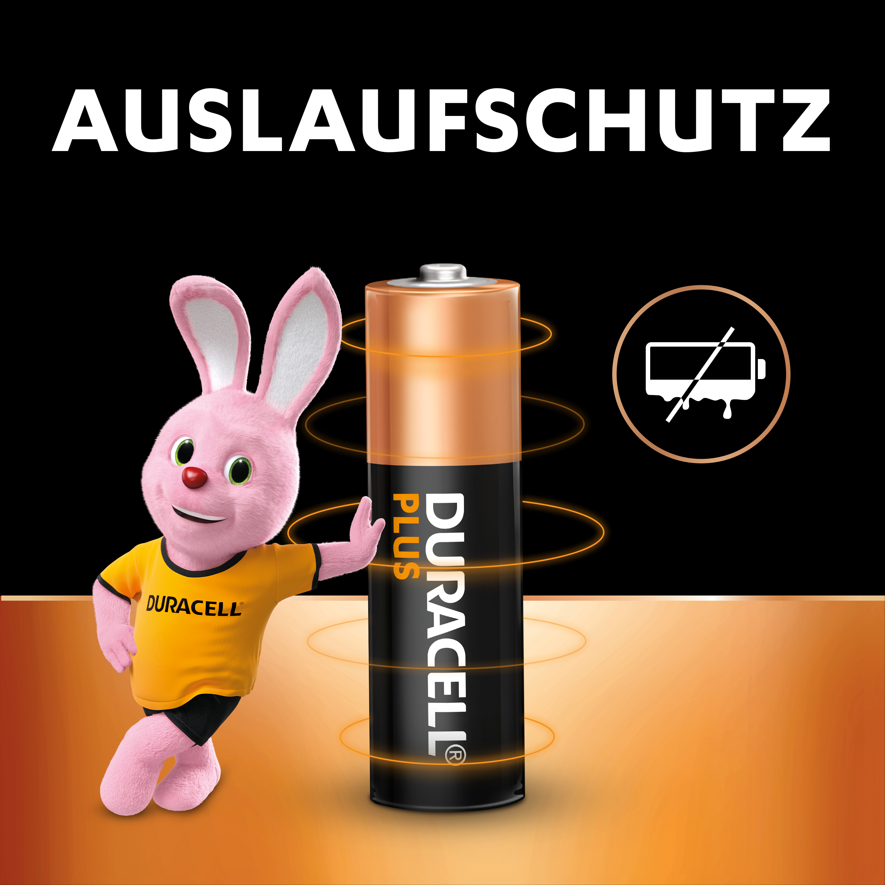 Duracell-Batterie mit pinkem Hasen-Maskottchen auf schwarzem Hintergrund mit leuchtenden Bögen.