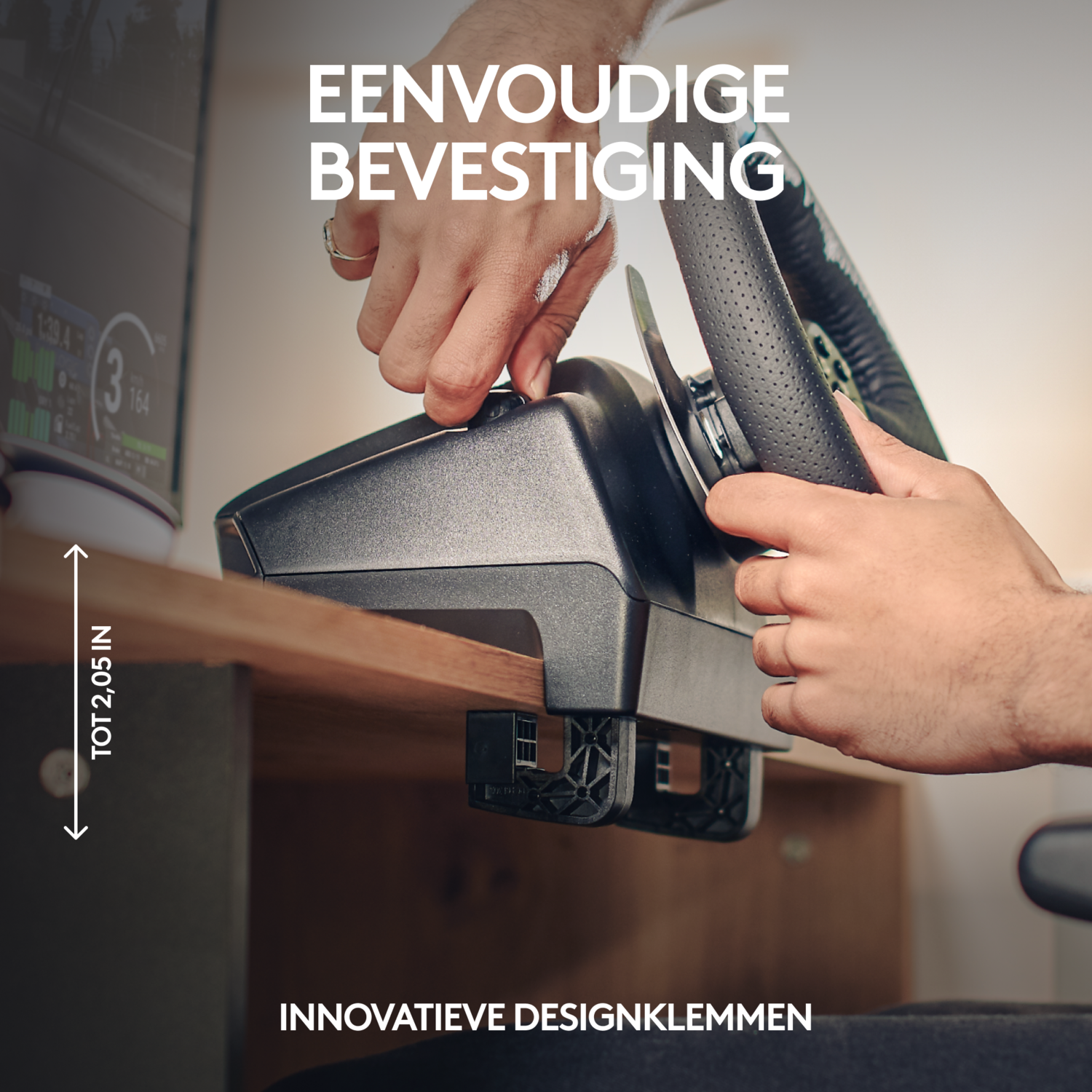 Handen die een racestuur aan een bureau bevestigen. Tekst geeft een klemontwerp aan.