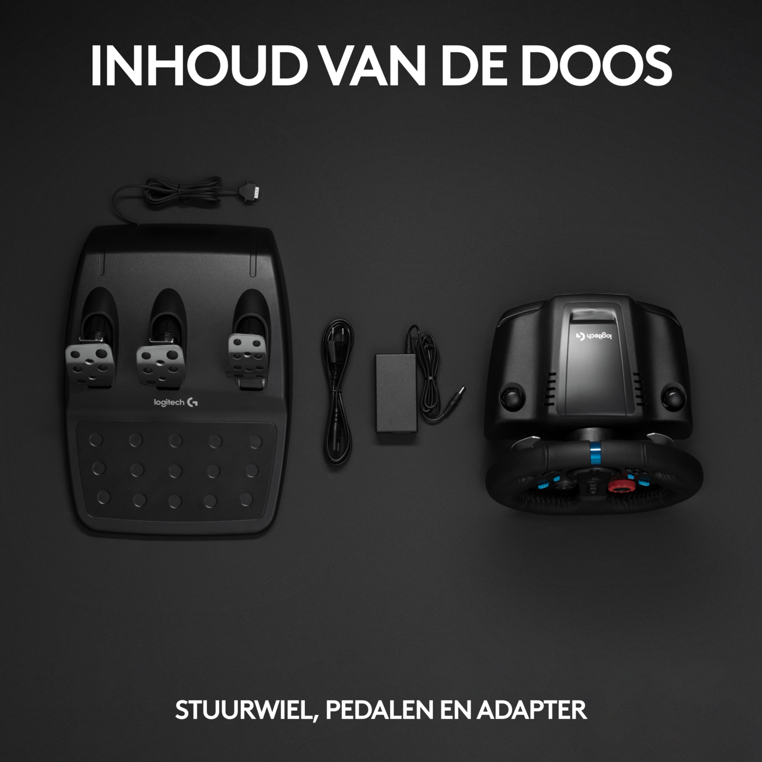 Racestuur, pedalen en adapter, op een zwart oppervlak.