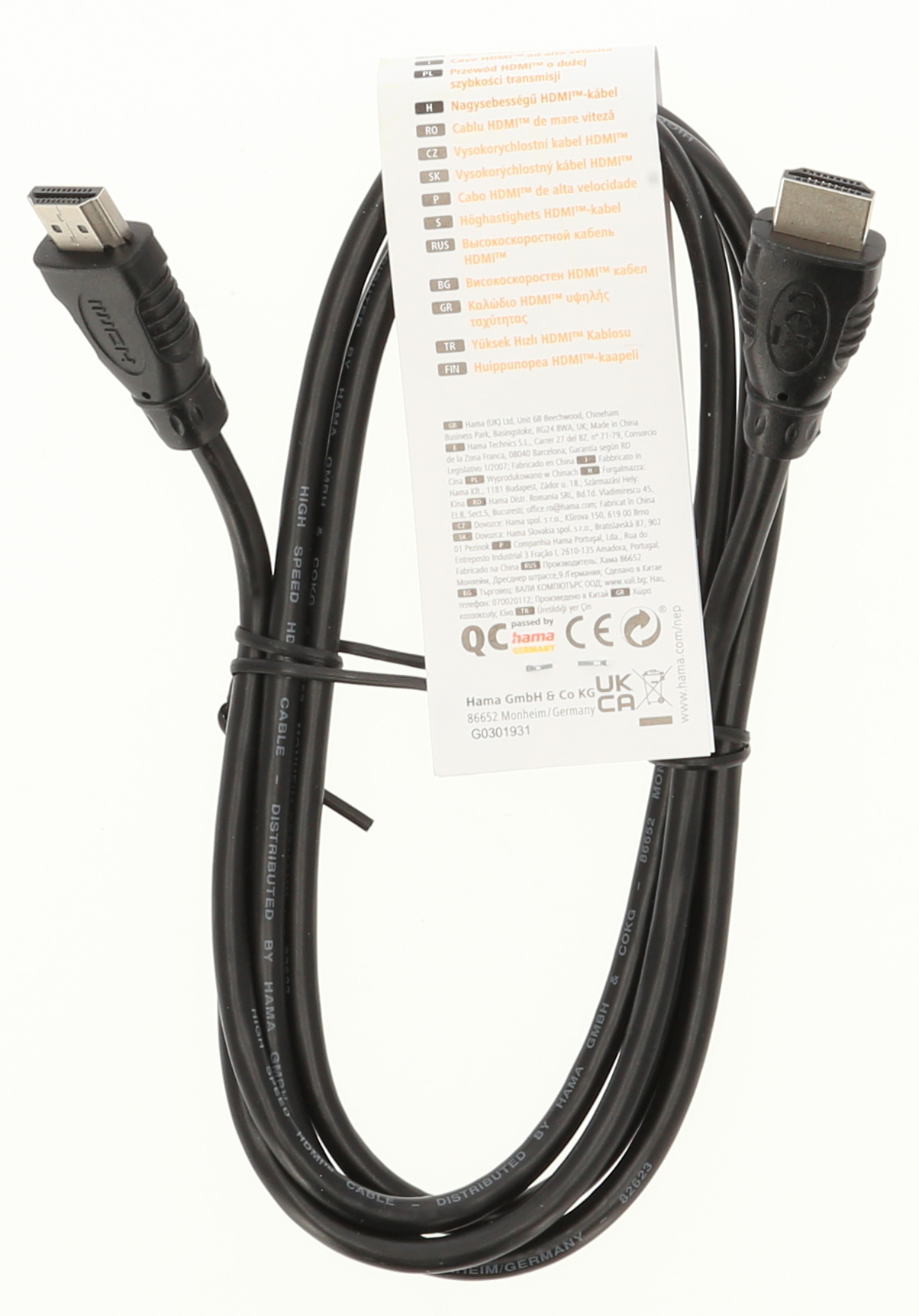 Siyah HDMI kablosu, her iki ucunda konektörlerle, beyaz zemin üzerinde. Ürün etiketi takılı.