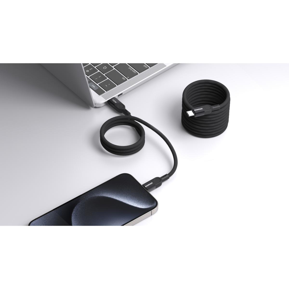 Bir dizüstü bilgisayara bağlı bir USB-C kablosu.