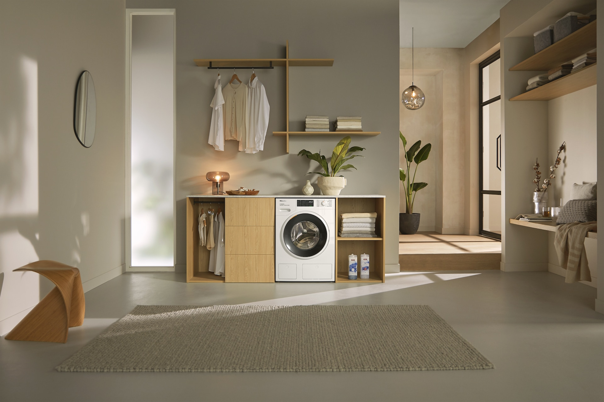 Mosókonyha belső. Mosógép és szárító, polcok dekorációval és ruhákkal. Semleges színek, modern design.
