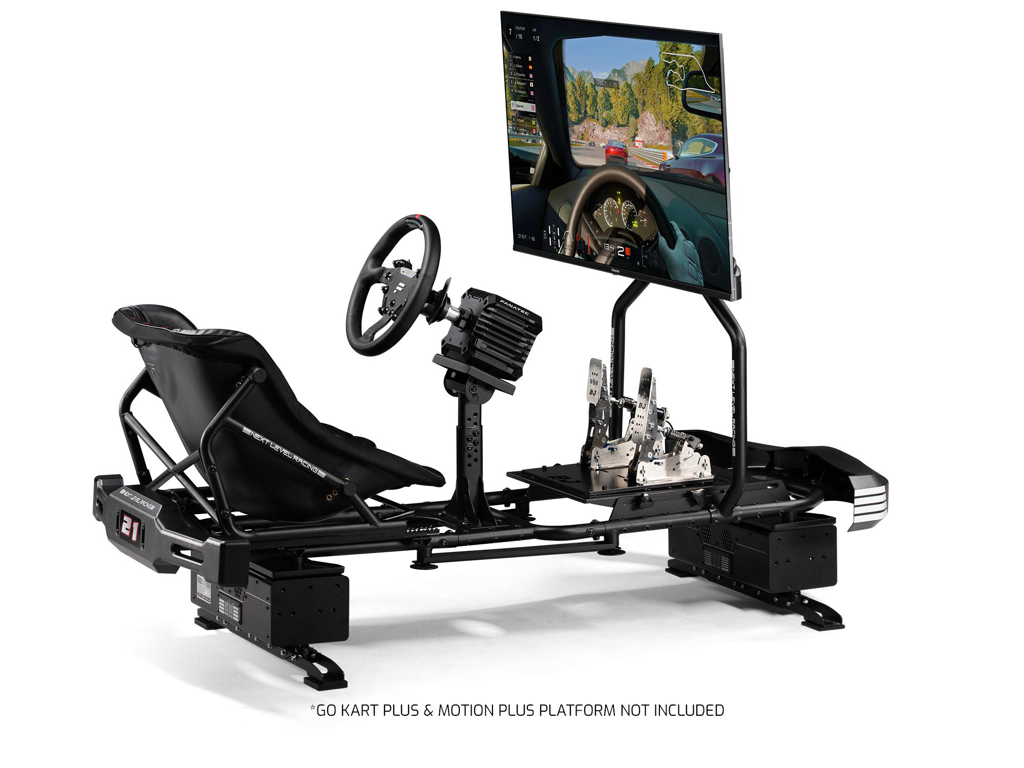 Gaming-Setup mit Rennsimulator. Lenkrad, Pedale, Display mit einem Autorennen. Weißer Hintergrund.