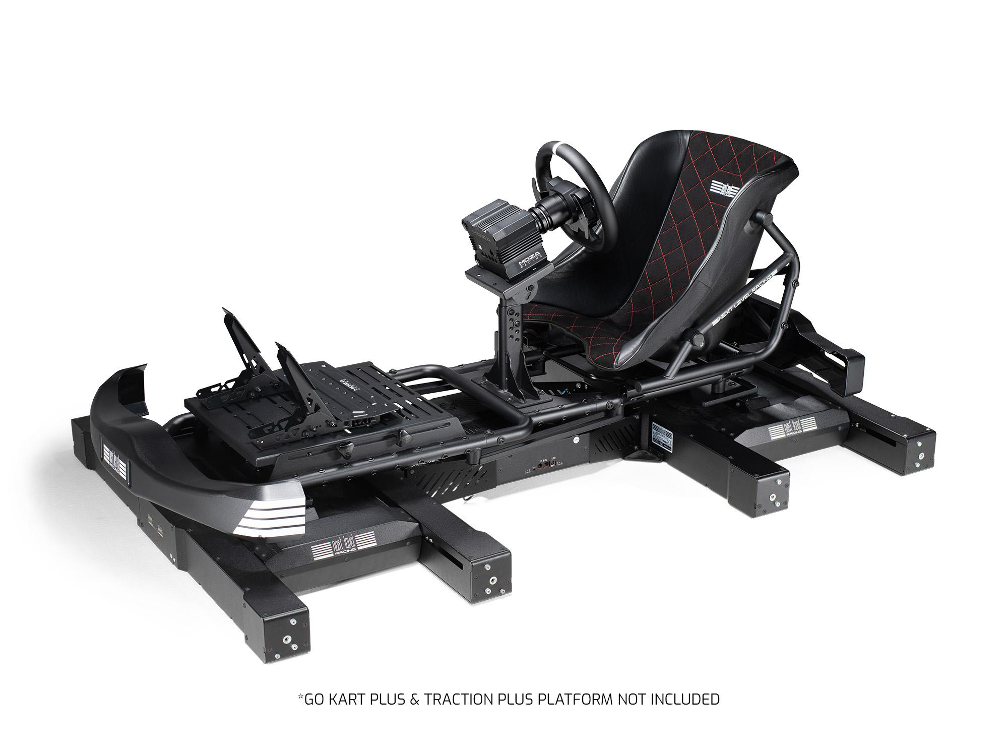 Ein schwarzer Rennsimulator mit Sitz, Lenkrad, Pedalen und Plattform.
