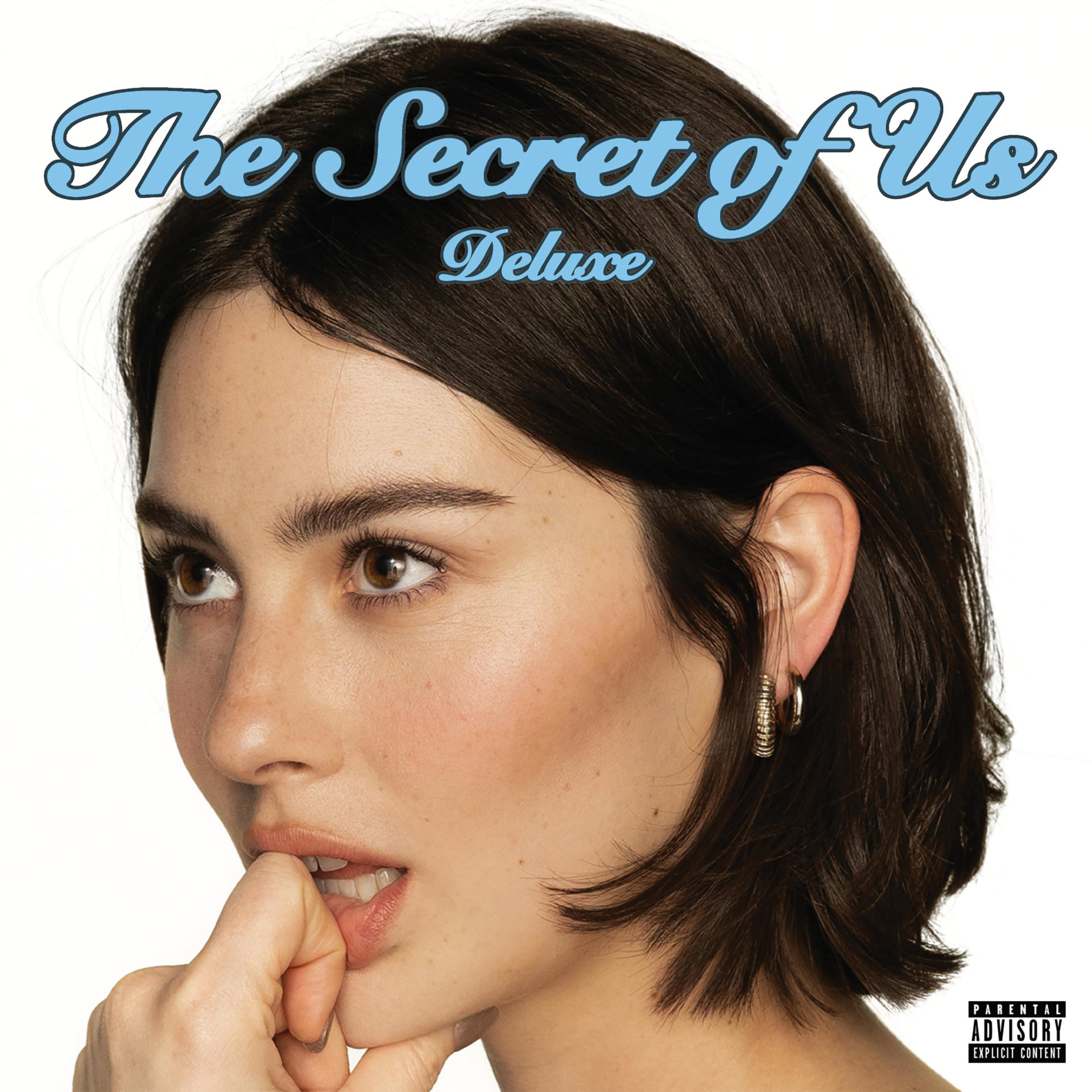 Albumcover: Frau blickt auf, beißt in den Finger. Text: The Secret of Us Deluxe. Warnhinweis für Eltern.