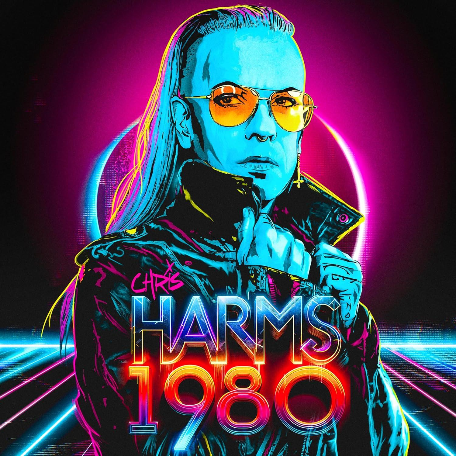Mann mit Sonnenbrille und langen blonden Haaren. Neonhintergrund mit "HARMS 1980" Text.