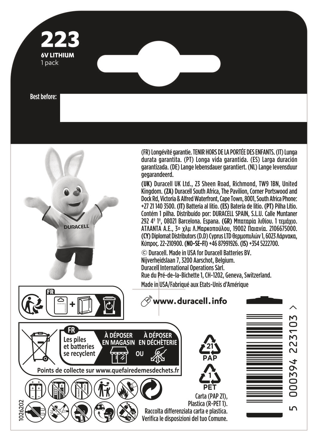 Duracell-Batteriepackung. Weißes Kaninchen mit Duracell-Trikot, Text und Recycling-Symbolen.