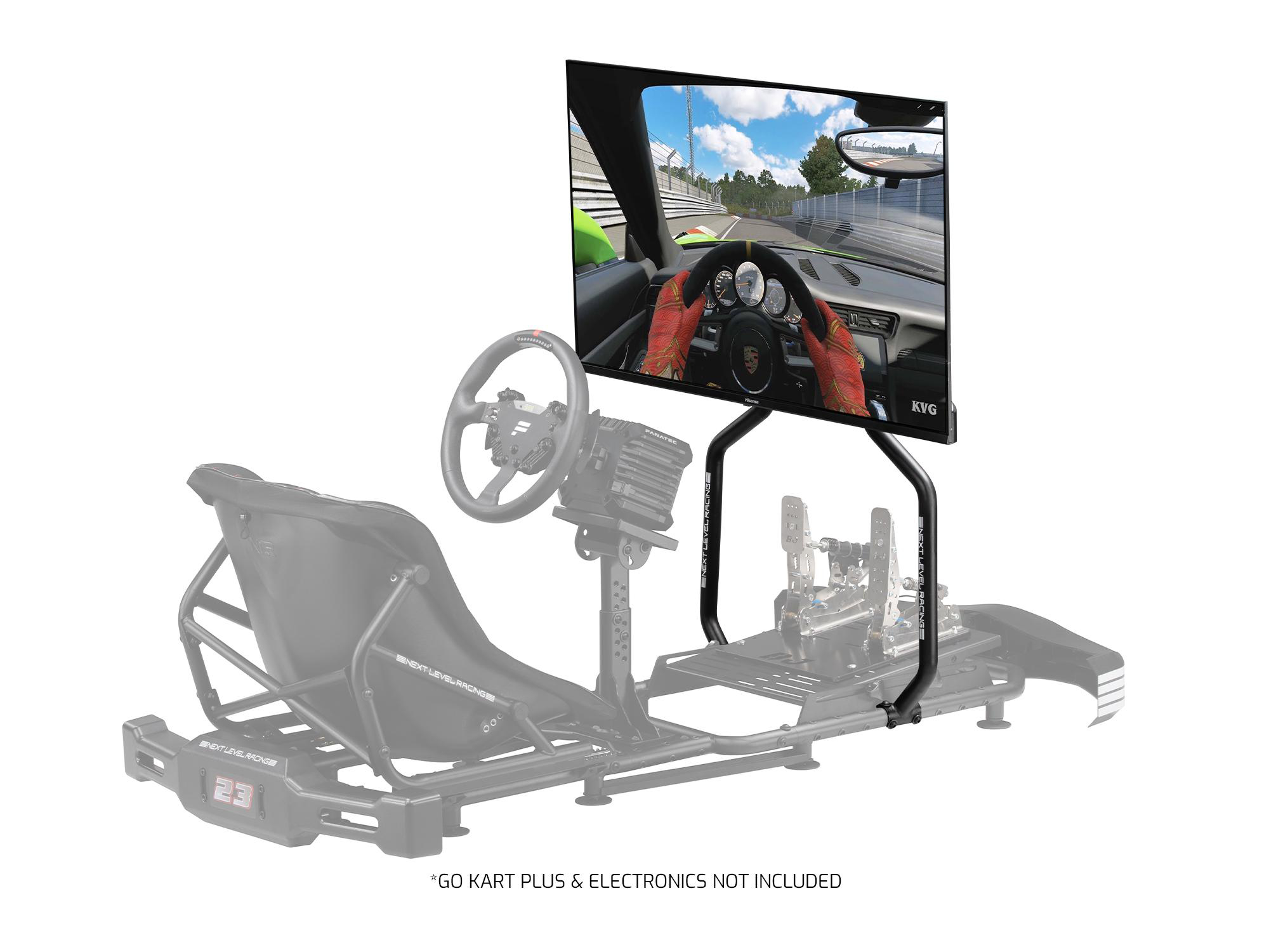 Ein Rennsimulator mit einem Bildschirm, der eine Rennszene zeigt. Der Simulator steht auf weißem Hintergrund.