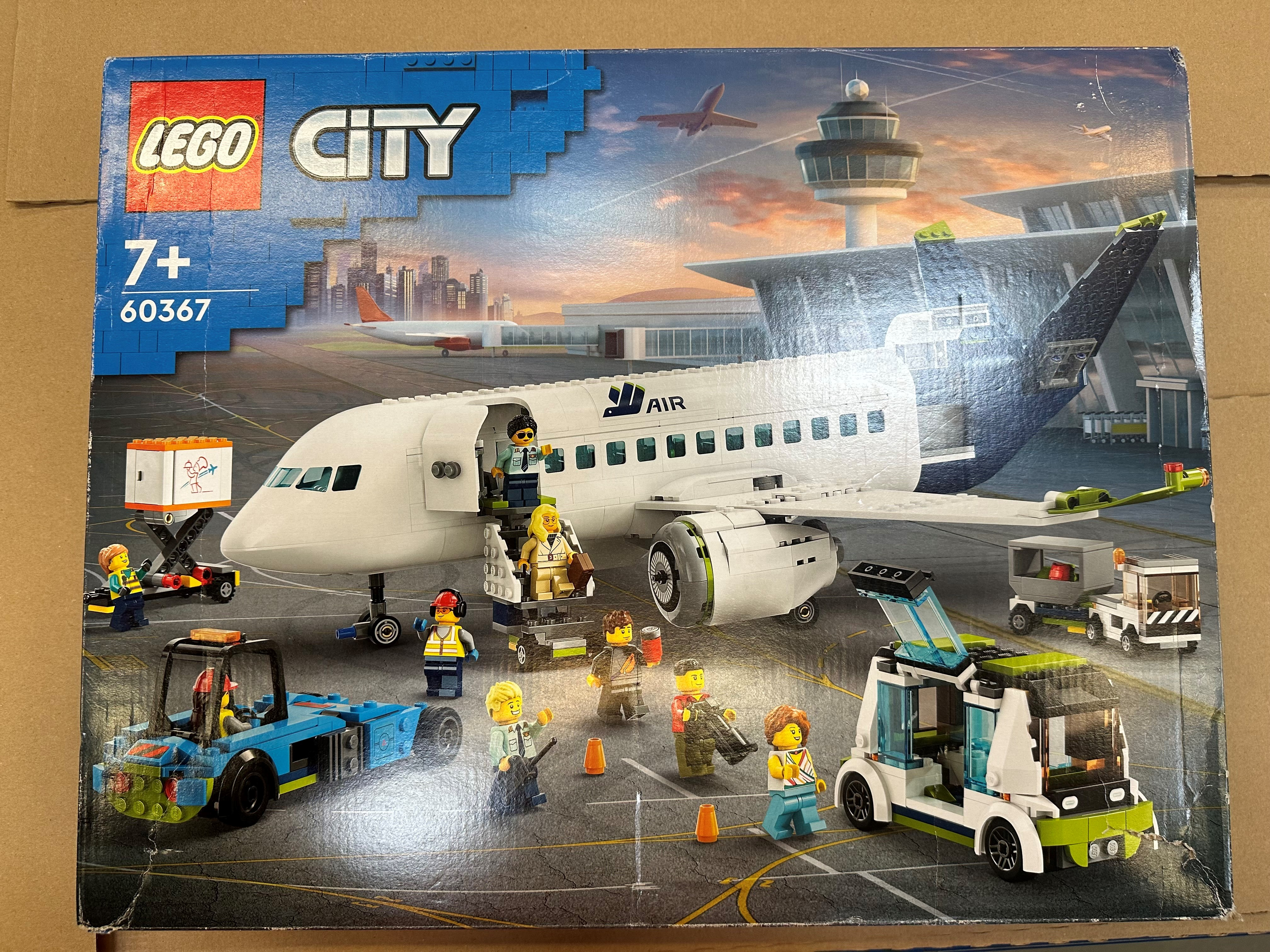 Pudełko zestawu LEGO City lotnisko z samolotem, ludźmi i pojazdami na froncie.