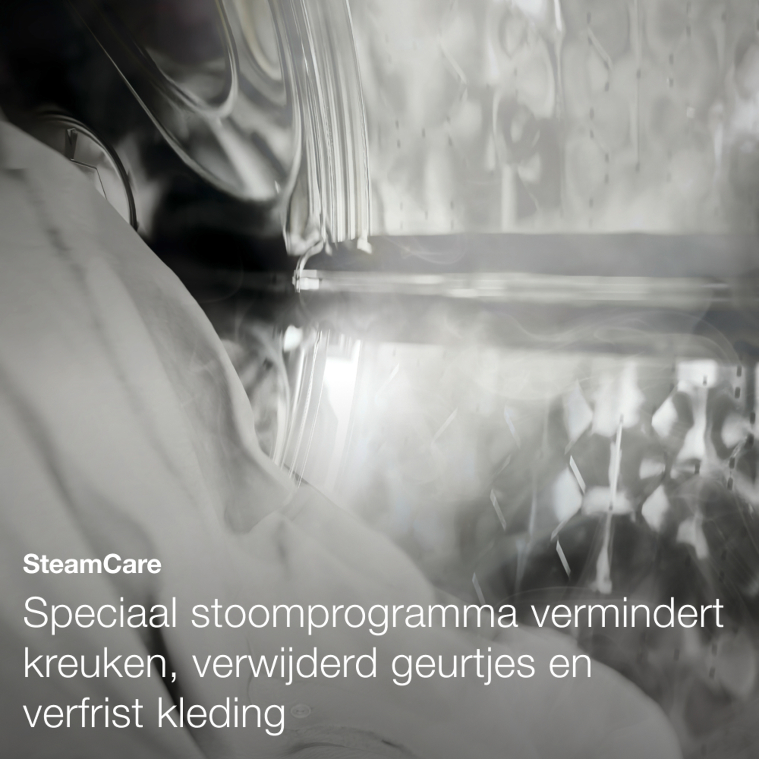 Binnenkant van wasmachine met SteamCare tekst en een wit shirt.