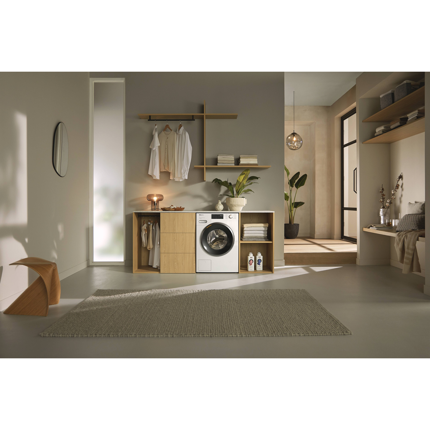 Een moderne wasruimte met een wasmachine.