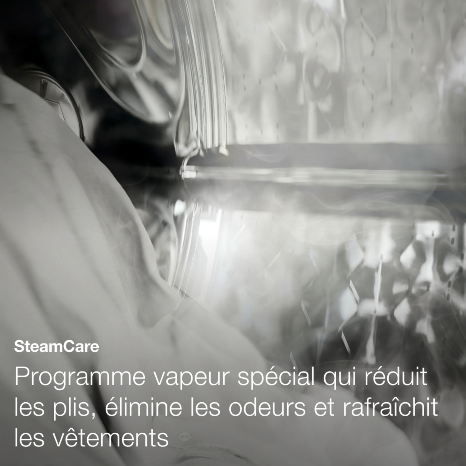 Intérieur de machine à laver avec vapeur et texte sur la réduction des plis.