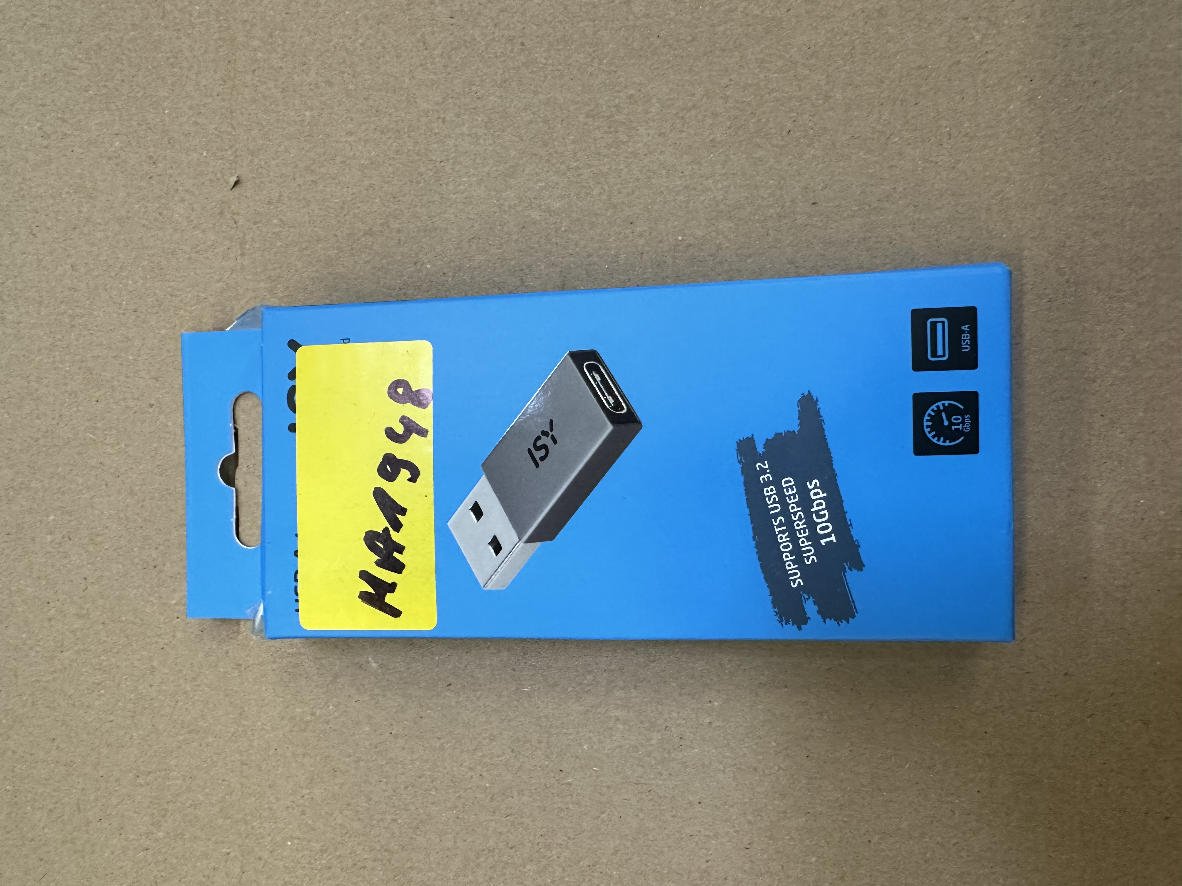 Niebieskie pudełko z adapterem USB-C z grafiką złącza USB i tekstem: Obsługuje USB 3.2.