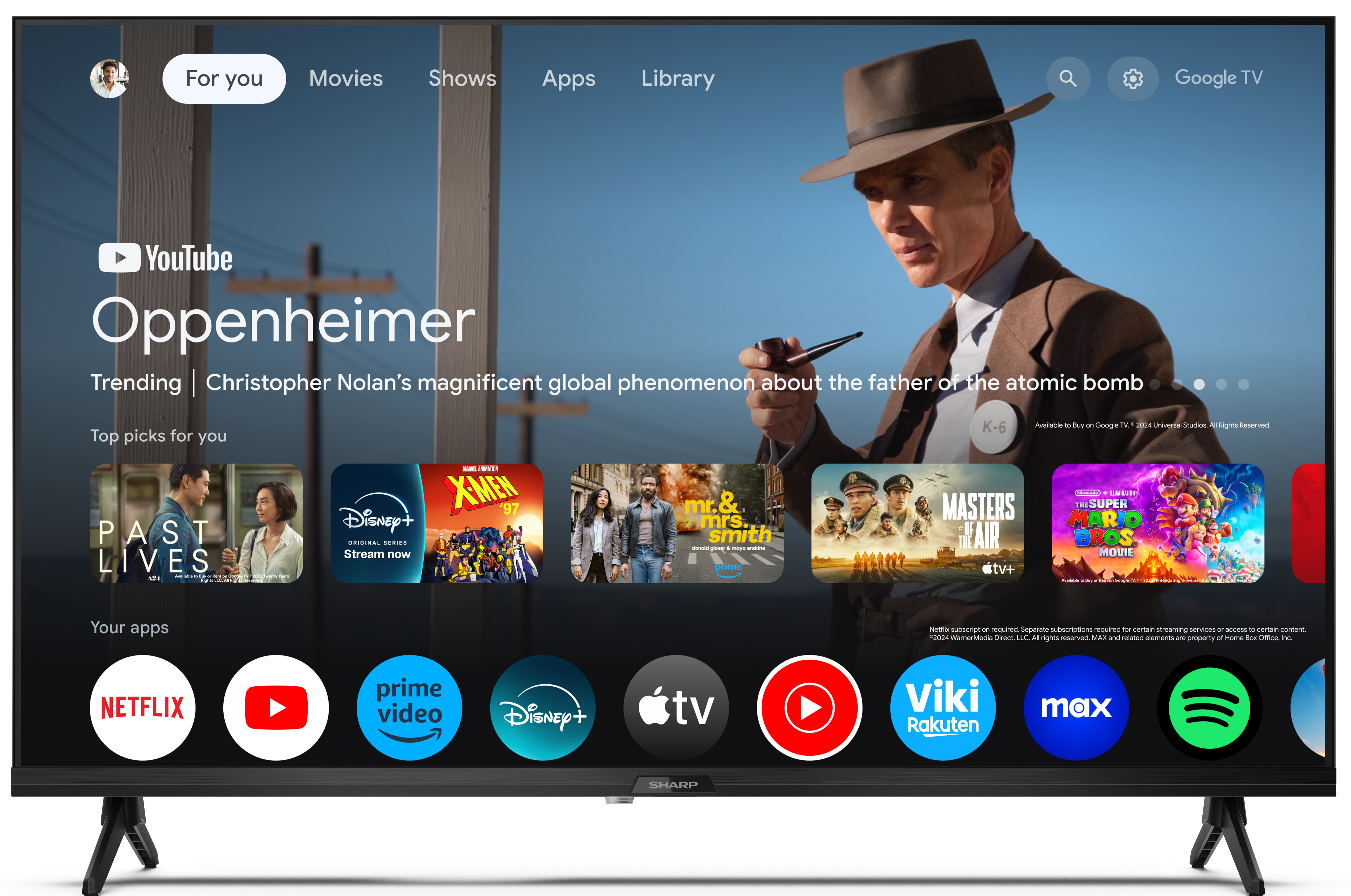 A TV képernyőjén az 'Oppenheimer' film látható, alatta különböző alkalmazásikonokkal.