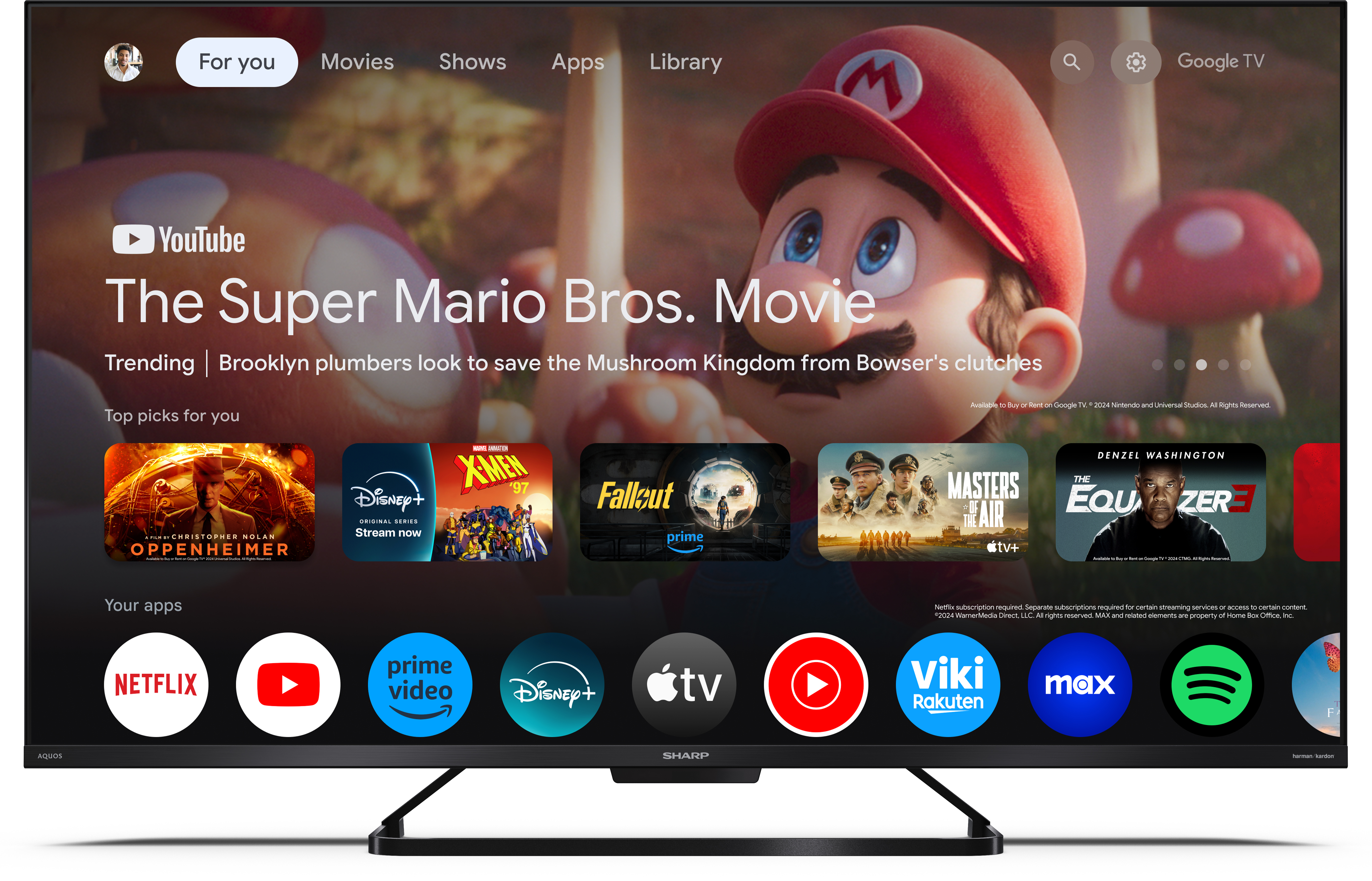 TV képernyő Youtube felületet mutat filmajánlókkal. A háttér egy nappali. Sharp TV.