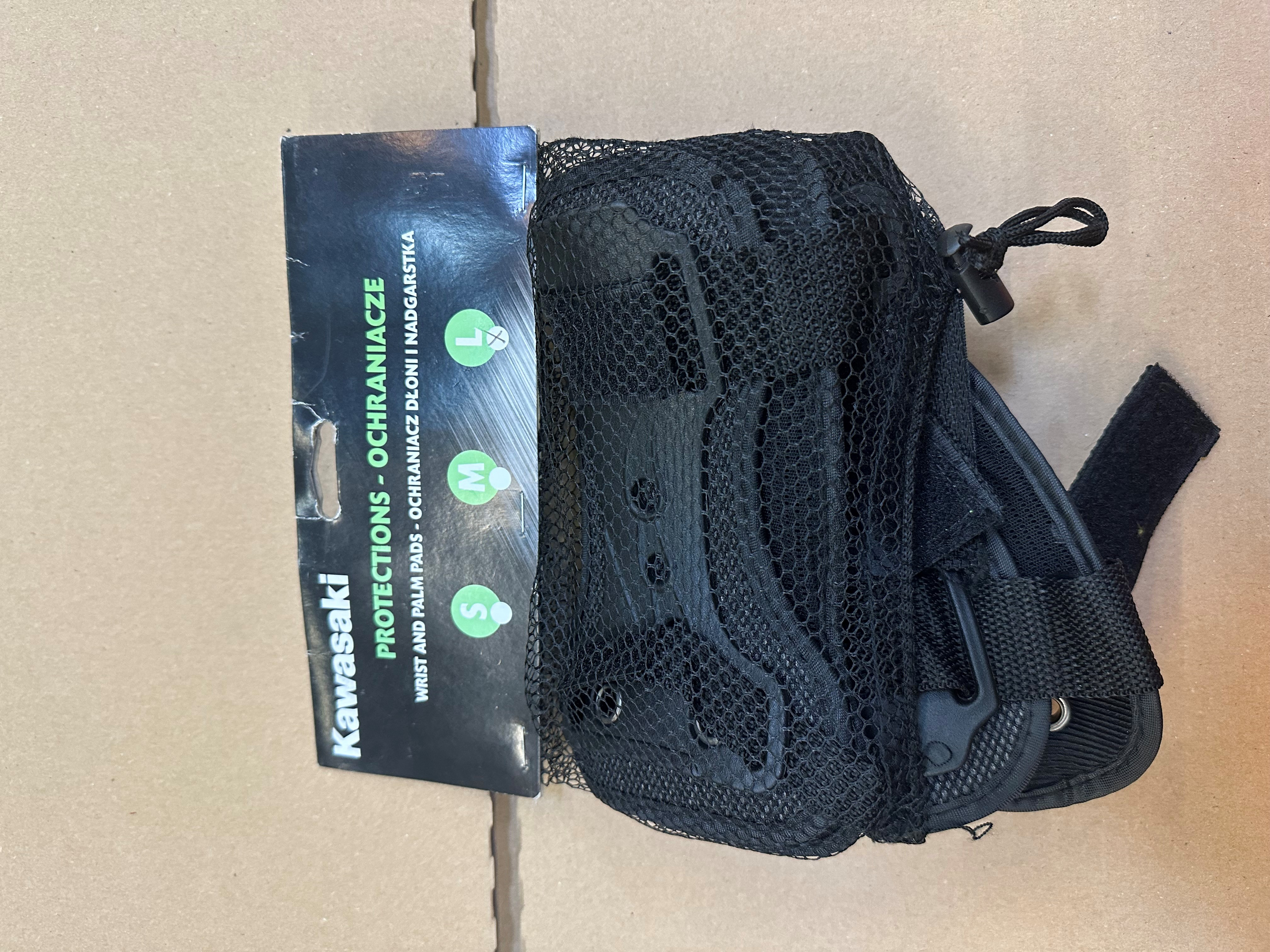 Czarne ochraniacze nadgarstków i dłoni Kawasaki z siatkową torbą, etykietą z rozmiarami i rzepem.