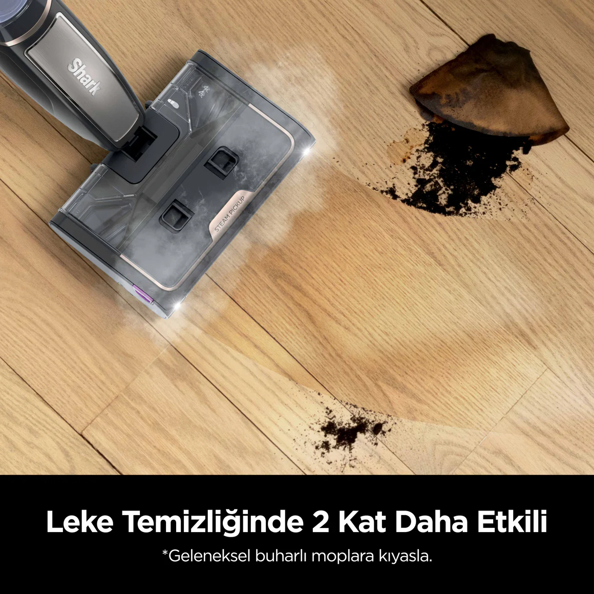 Ahşap bir zemini temizleyen buharlı paspas, koyu kir lekeleriyle. Metin "2 kat daha etkili" diyor.